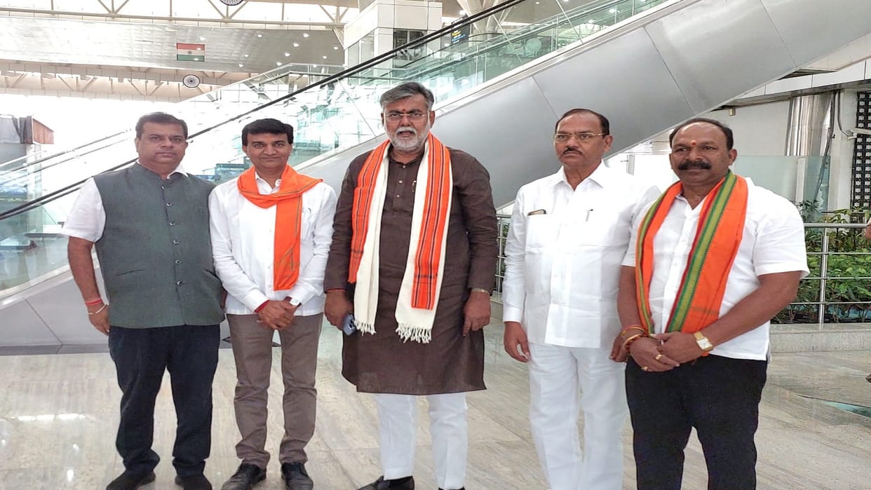 BJP leaders met Union State Minister Prahlad Patel on Mana Airport raipur