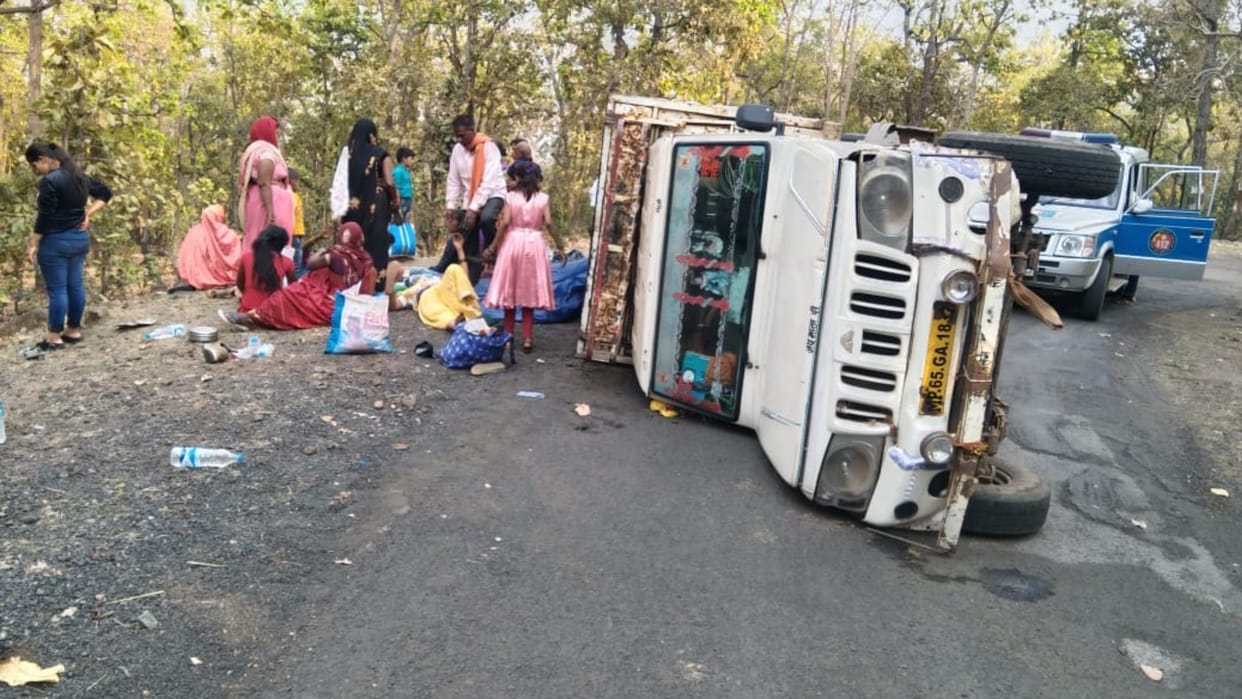 22 injured when pickup returning from Amarkantak overturned in GPM