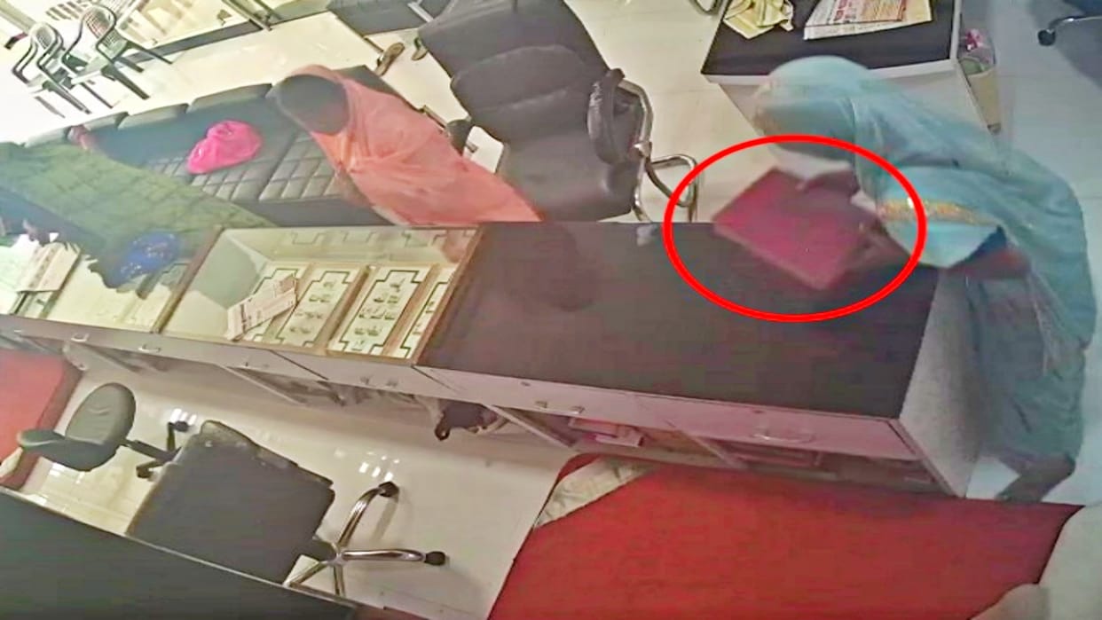 Gold worth 7 lakh stolen from Sangriya police station area jewelery showroom of Hanumangarh