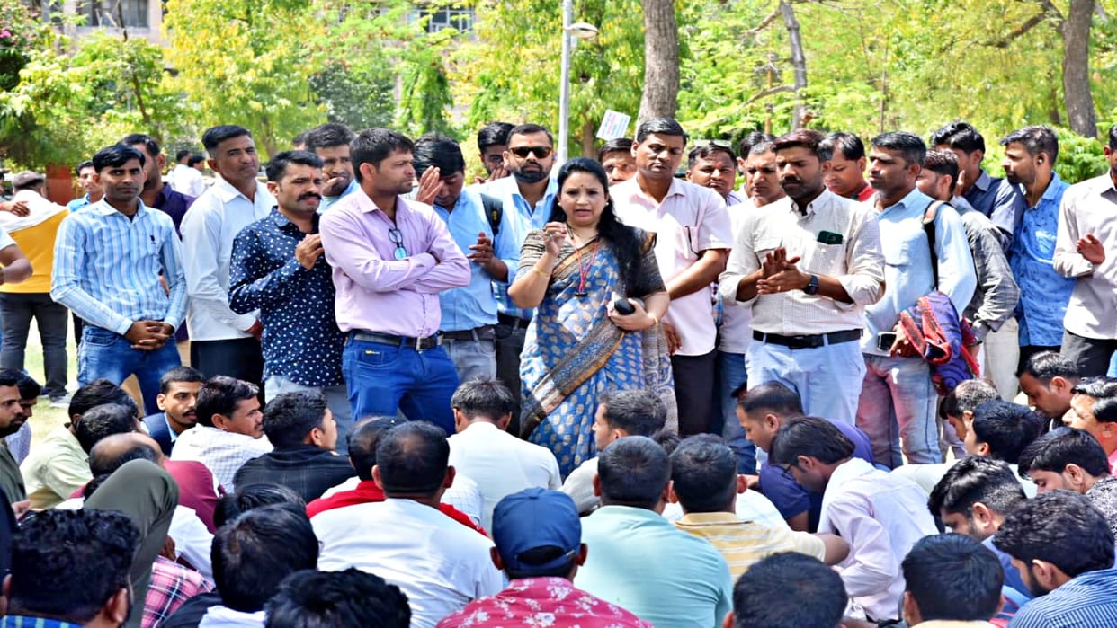 Demonstration of contract workers at Swasthya Bhawan regarding demands in Jaipur