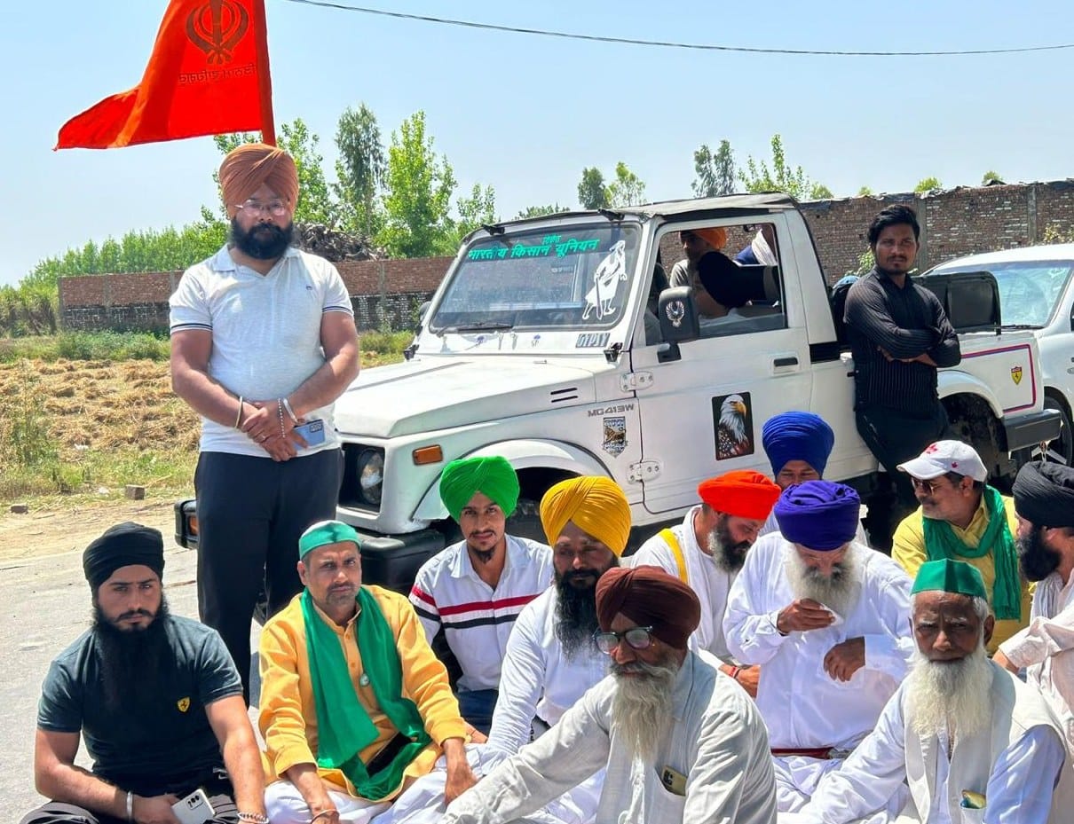 Haridwar: Sikh group going to Har Ki Pauri to demand Gyan Godri Gurdwara stopped at the border