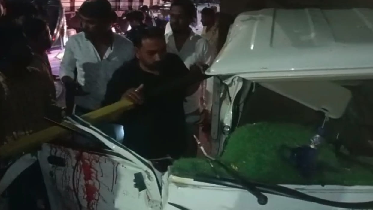 Ujjain Accident: The rebar from the loading vehicle hit the driver by breaking the glass of the car