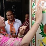 सांसद दिया कुमारी ने घर-घर लगाए पीएम मोदी के स्टीकर।