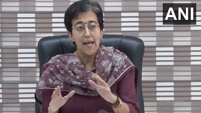 Delhi: CM केजरीवाल के आवास विवाद में एलजी ने 15 दिनों में मांगी रिपोर्ट, आतिशी ने कार्रवाई को बताया असंवैधानिक CM Kejriwal s housing dispute case Atishi called the action unconstitutional