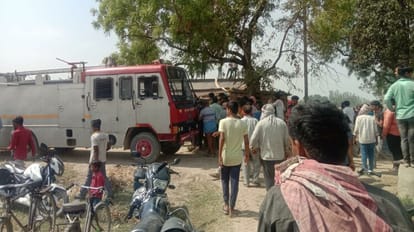Azamgarh: आग में गृहस्थी संग जल गया बेटी की शादी का सामान, मातम में बदली परिवार की खुशियां Daughter wedding Item burnt in fire along with household in azamgarh house fire