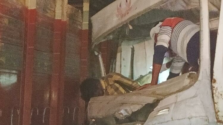 Varanasi Accident: Heavy collision between truck and dumper on Ring Road, dumper driver pulled out by cutting