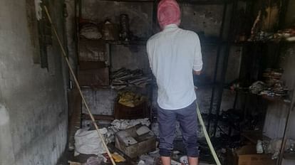 Hathras News: ऑटो पार्ट्स की दुकान में लगी आग, कीमती सामान जला Fire broke out in auto parts shop burnt valuables
