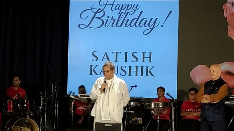 Satish Kaushik Birthday celebration anil kapoor got emotional his daughter vanshika anupam kher neena reached