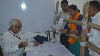 UP Nikay Chunav: वाराणसी में मेयर के 10 और पार्षद के 129 पर्चे बिके, नोड्यूज के लिए उमड़ रही भीड़ UP Nikay Chunav 2023 varanasi 10 nomination of Mayor and 129 of councilors were sold
