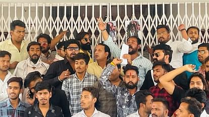 MP News: विक्रम विश्वविद्यालय में NSUI का प्रदर्शन, कुलसचिव प्रशांत पौराणिक की फोटो पर कालिख पोती, नारेबाजी की NSUI protests at Vikram University, Registrar Prashant Puranic's photo was blackened,