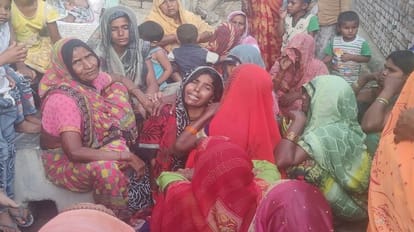 Aligarh News: बाइक ट्रैक्टर-ट्रॉली में जा घुसी, तीन युवकों की मौत, आंबेडकर जयंती के लिए टी शर्ट लेने गए थे Bike rammed into tractor trolley three youths died