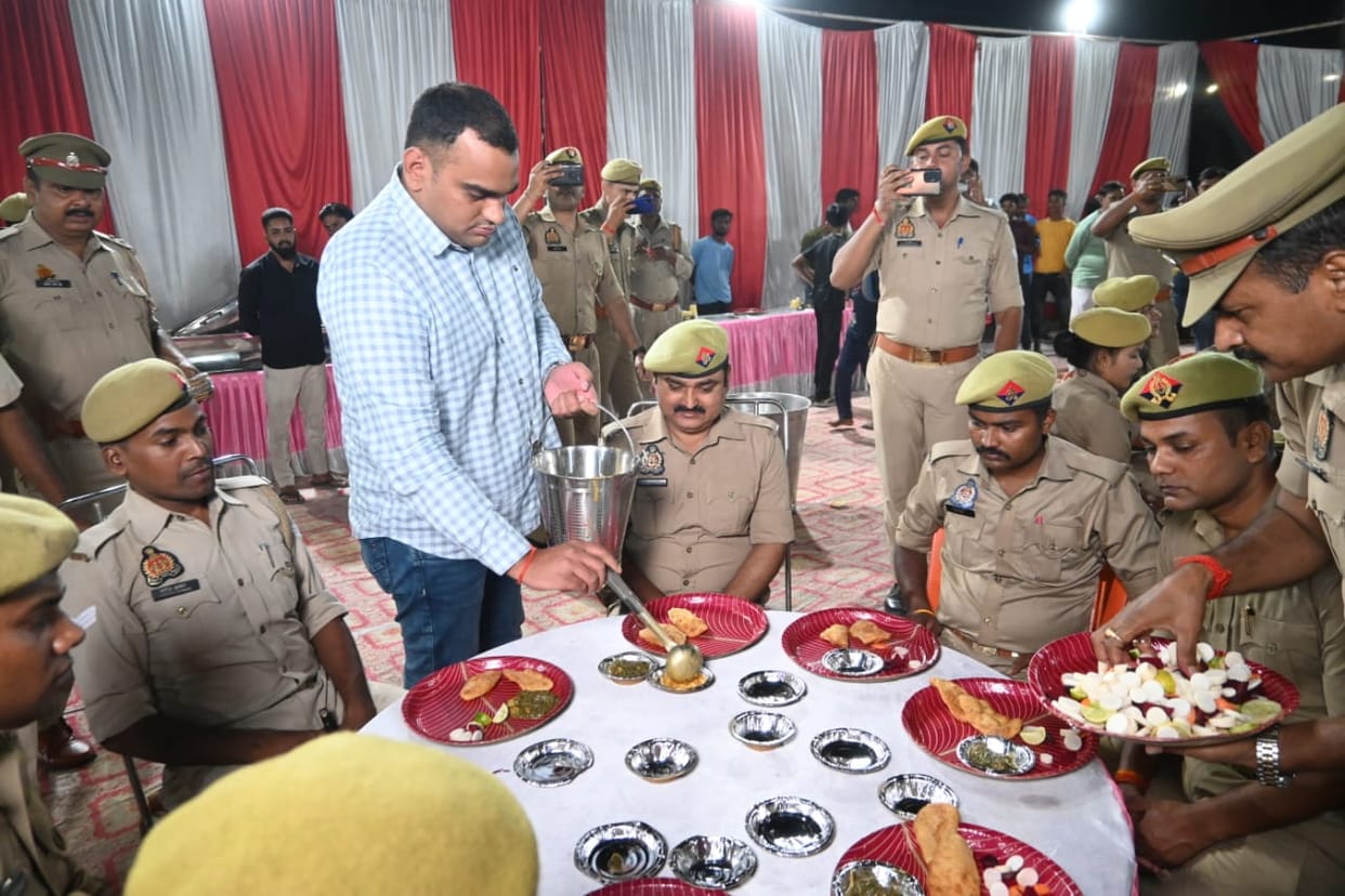 Azamgarh SP Anurag Arya served food in policemen and ate together