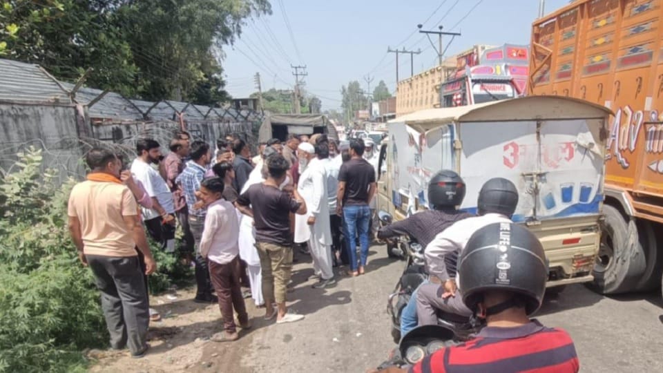jammu news: People broke liquor bottles in Bari Brahmana, chased away shopkeeper