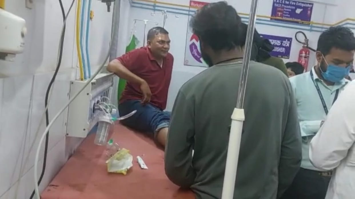 Gadhi police station in-charge injured after falling from vehicle while catching liquor smuggler in Jamui