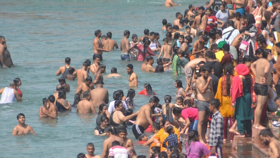 Baisakhi 2023 Snan in Haridwar devotees Huge crowd for ganga snan during corona Photos
