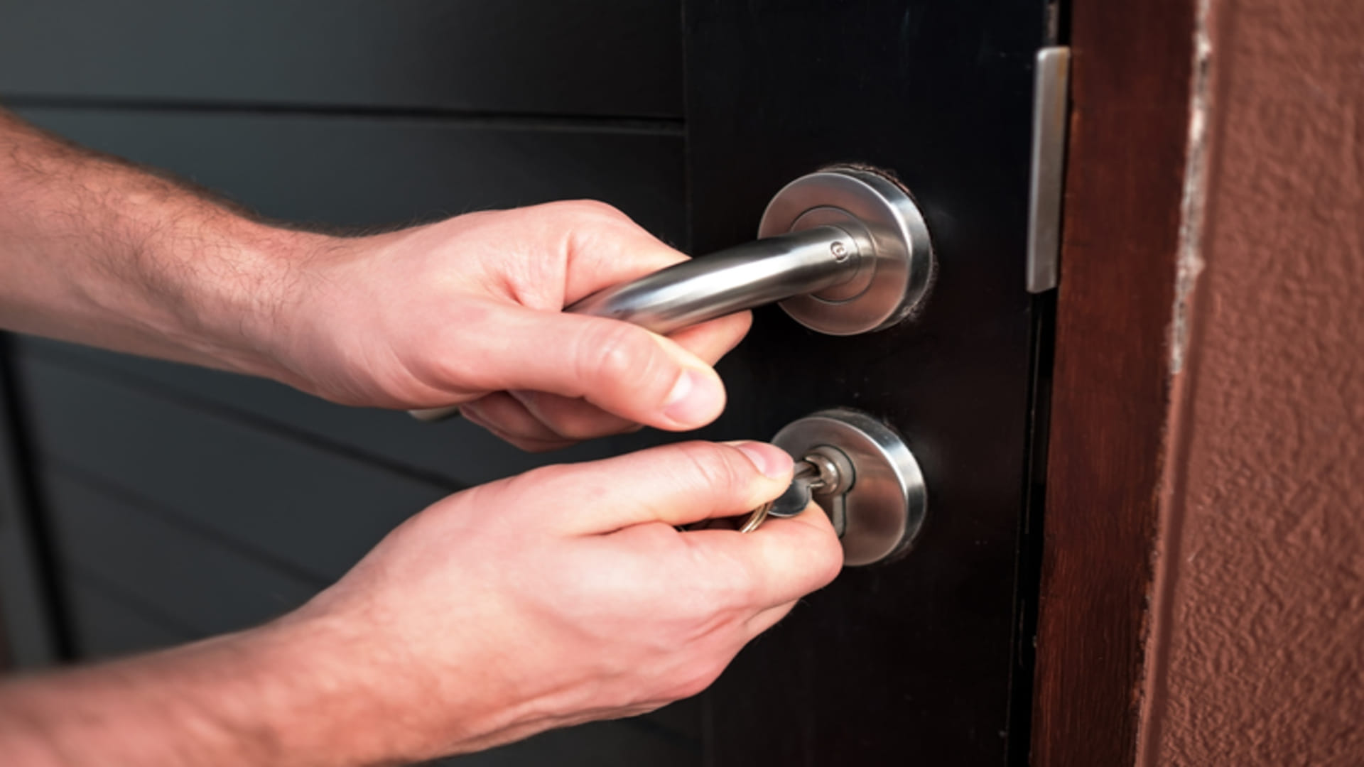 How To Open Door Lock With The Help Of Safety Or Bobby Pin Know The Method Here