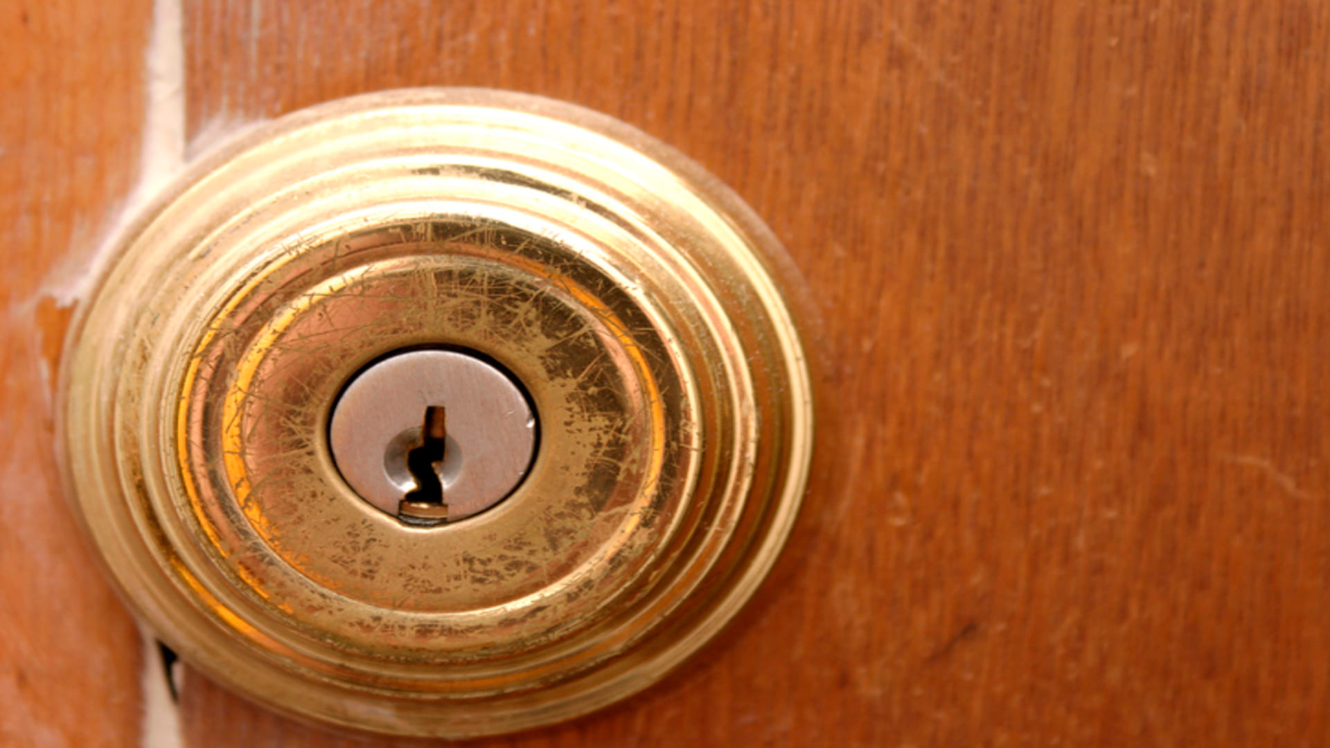 How To Open Door Lock With The Help Of Safety Or Bobby Pin Know The Method Here