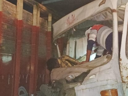 Varanasi Accident: Heavy collision between truck and dumper on Ring Road, dumper driver pulled out by cutting
