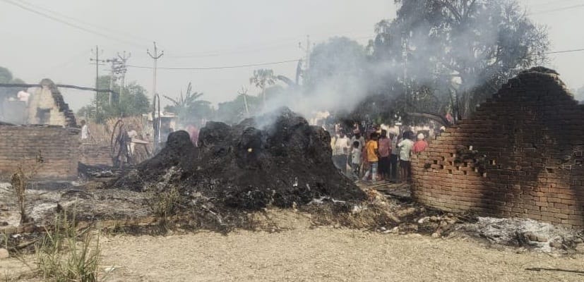Fire broke out in farmers hut in Auraiya, 20 cattle burnt to death, loss of more than six lakhs