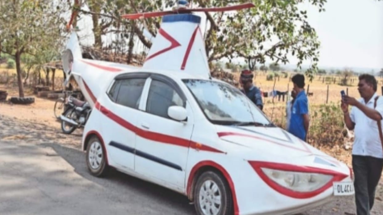 People were shocked to see a helicopter running on the road the crowd started taking photos