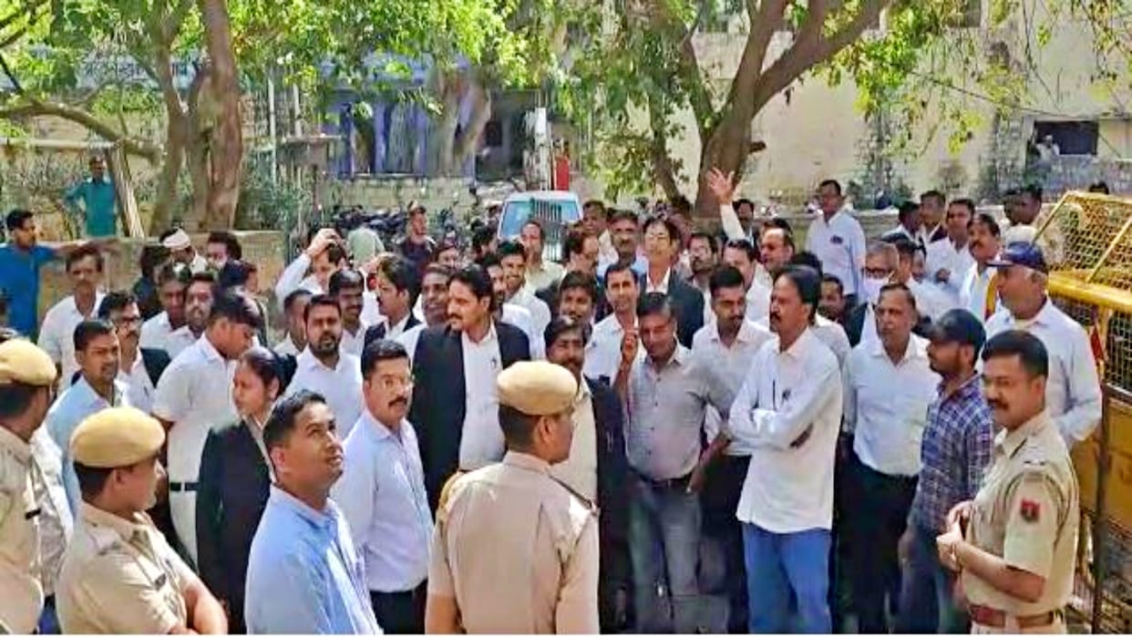 Demonstration of lawyers in Dholpur court on registration against lawyers