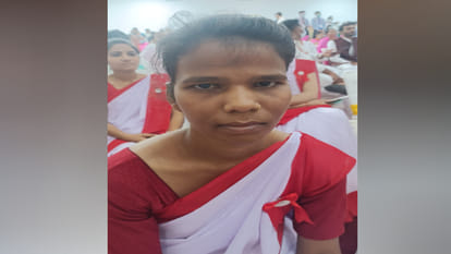 Daughters education in poverty won gold medal governor honored them at convocation ceremony in Agra