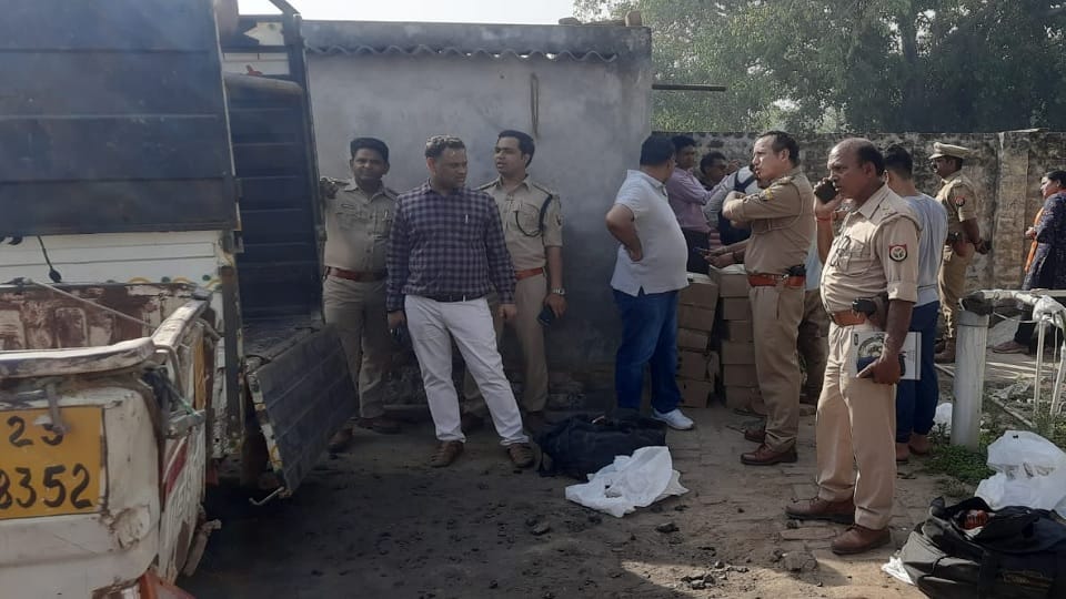 Ghaziabad Hindi News Excise team recovered 150 boxes of illegal liquor