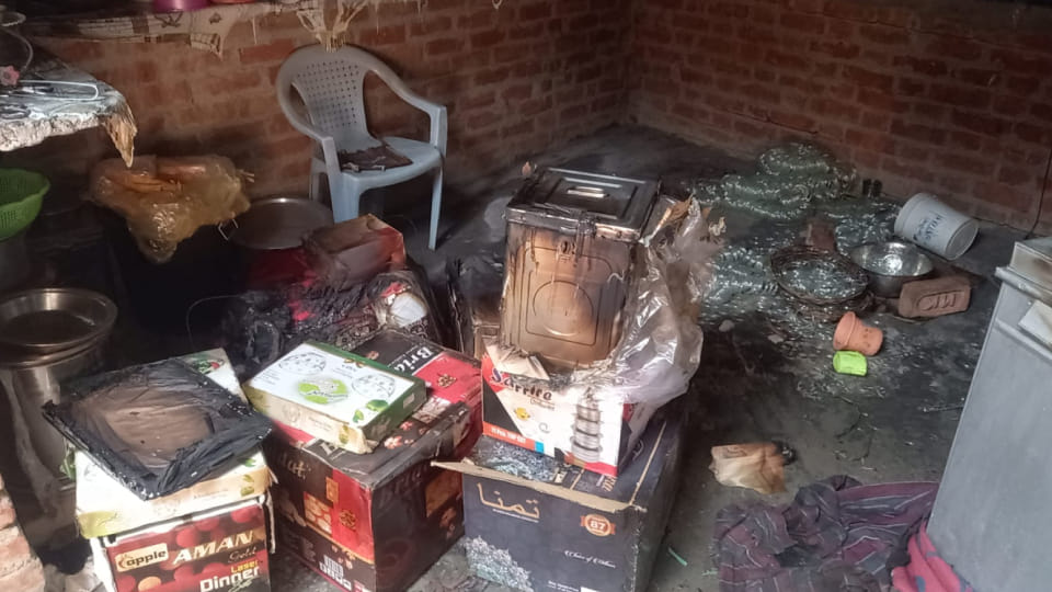 Fire broke out due to leaking gas burner in Firozabad four people of same family got seriously burnt