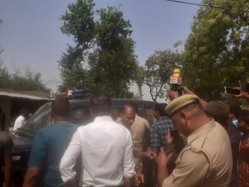 Married lover entered girlfriend house in mirzapur and tried to commit self immolation