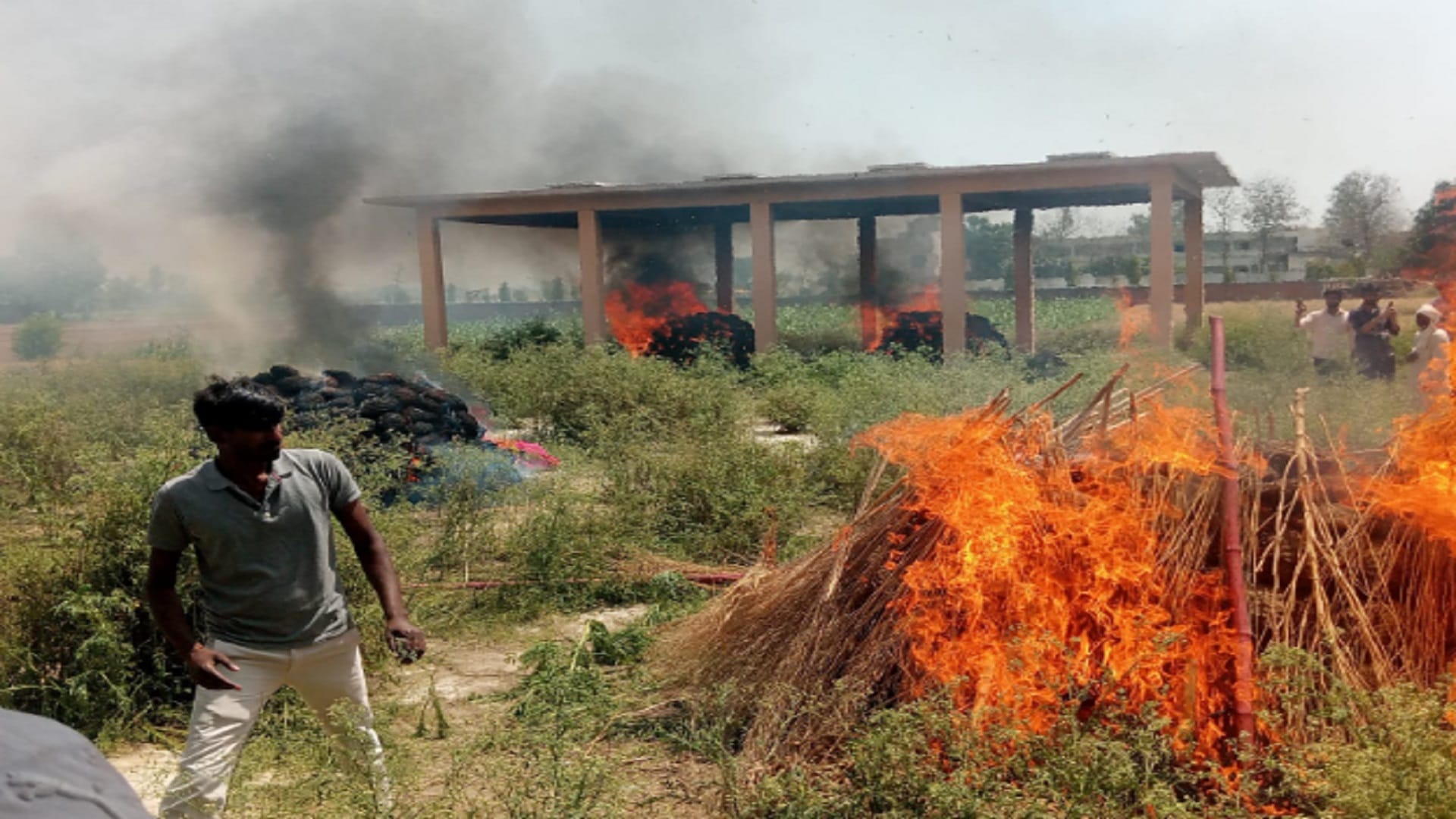 Five bier were raised from a house in Muzaffarnagar and there is an atmosphere of sorrow in the whole village