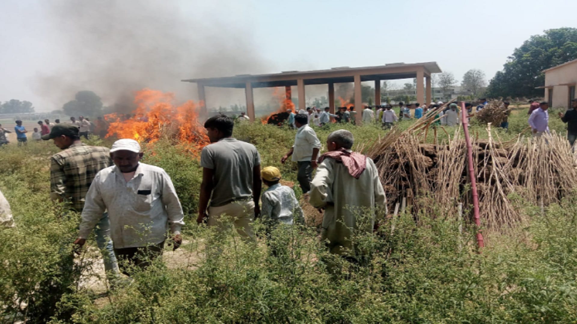 Five bier were raised from a house in Muzaffarnagar and there is an atmosphere of sorrow in the whole village