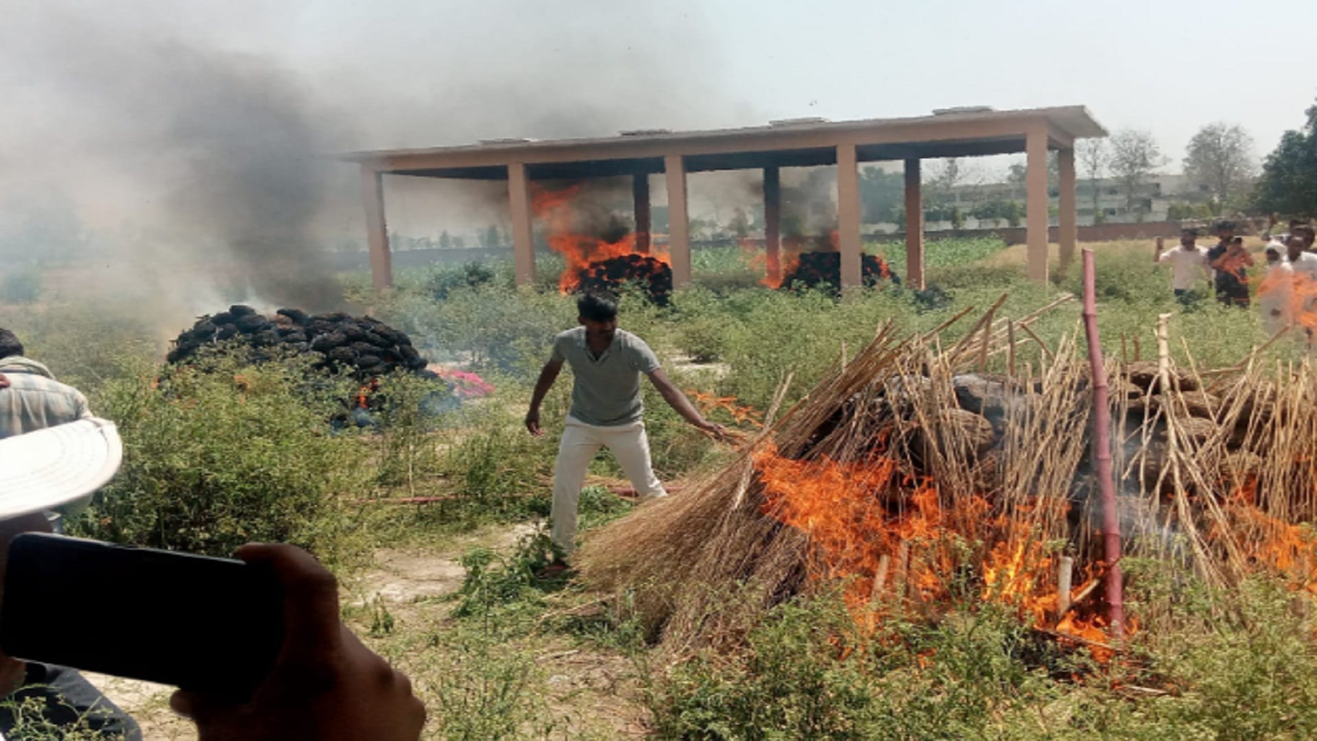 Five bier were raised from a house in Muzaffarnagar and there is an atmosphere of sorrow in the whole village