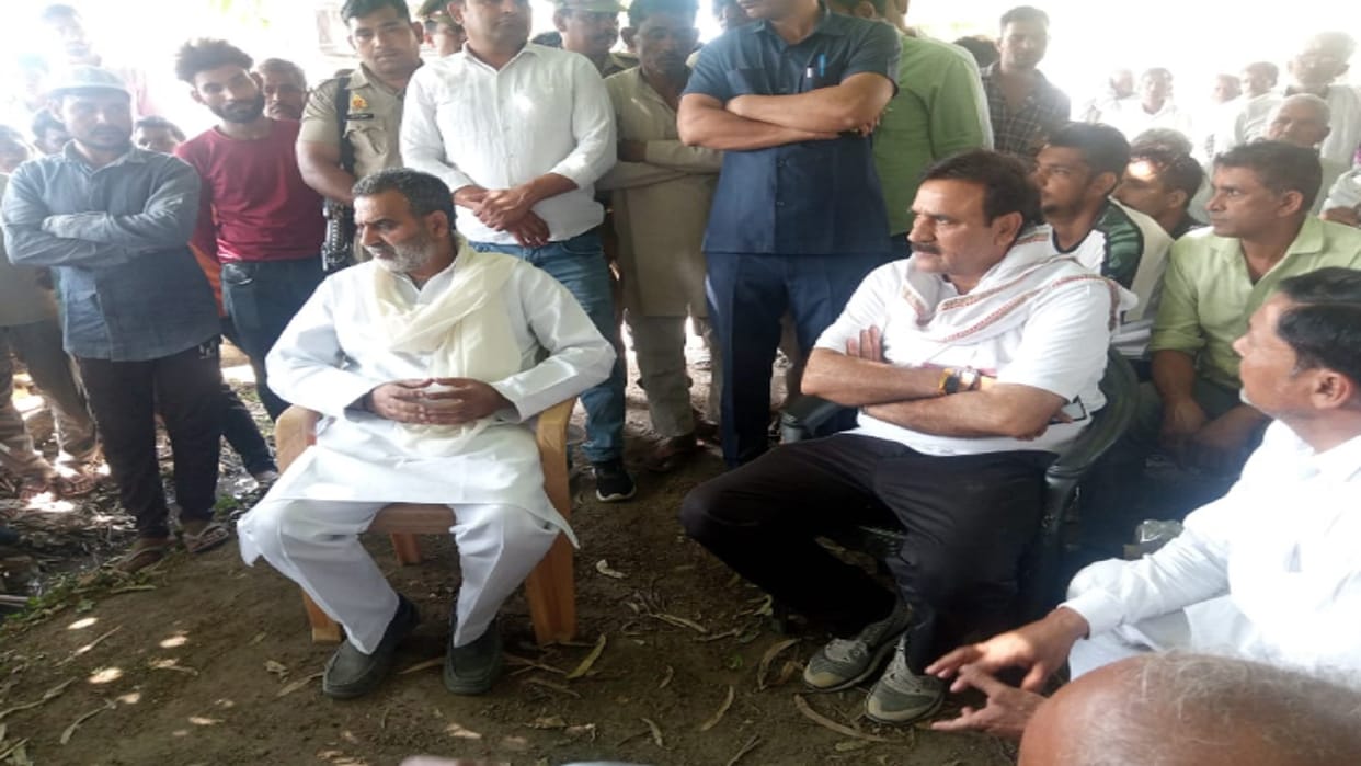 Muzaffarnagar News: there is mourning in the whole village due to the death of four people and see photos
