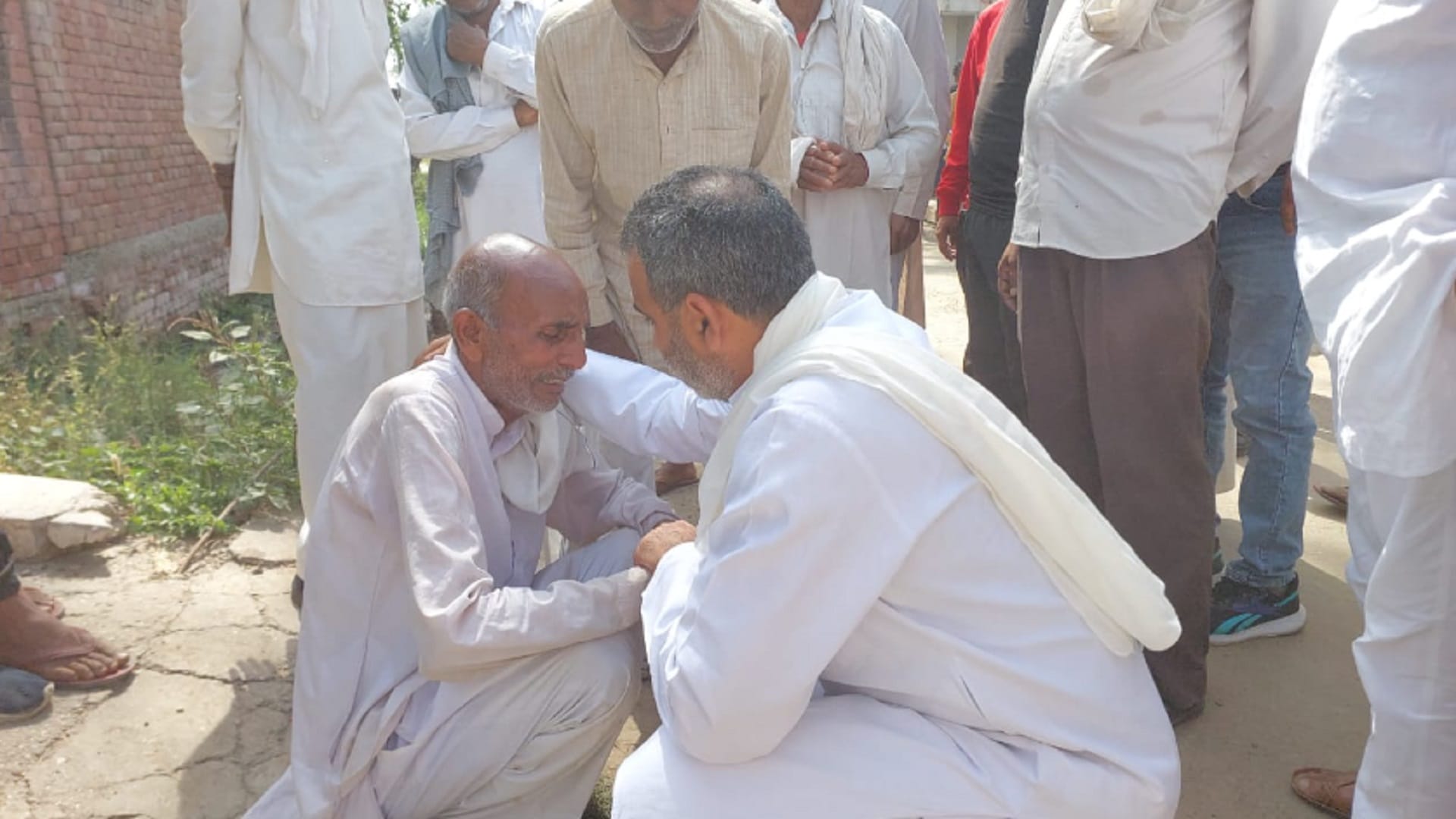 Five bier were raised from a house in Muzaffarnagar and there is an atmosphere of sorrow in the whole village