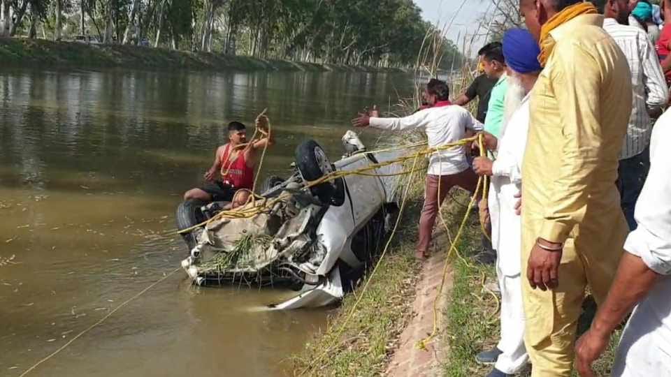Uncontrolled car fell into canal in Faridkot three friends washed away