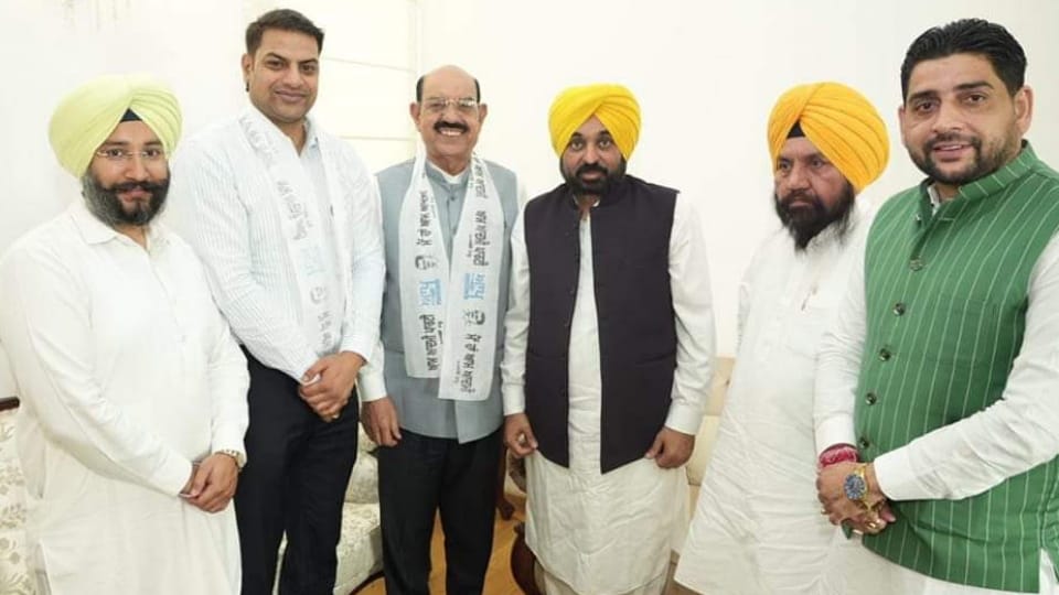 BJP Leader Bhagat Chunnilal Son Mohinder Bhagat joined Aam Aadmi Party in Chandigarh