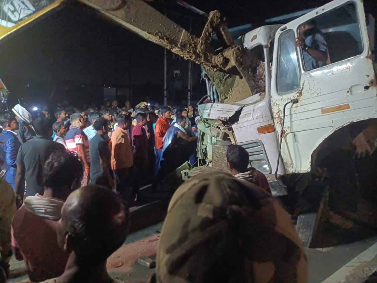 Varanasi Accident: Heavy collision between truck and dumper on Ring Road, dumper driver pulled out by cutting
