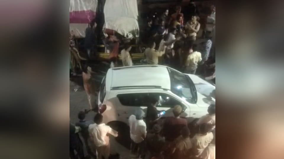 Roorkee news: People fight with police during catch bookie
