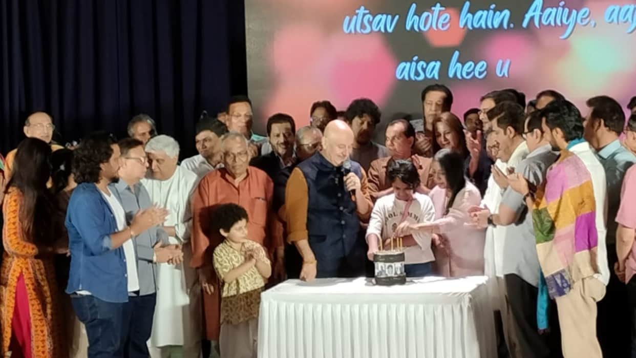 Satish Kaushik Birthday celebration anil kapoor got emotional his daughter vanshika anupam kher neena reached