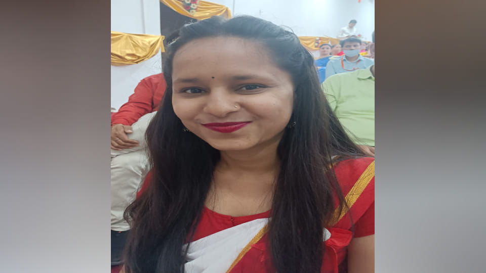 Daughters education in poverty won gold medal governor honored them at convocation ceremony in Agra