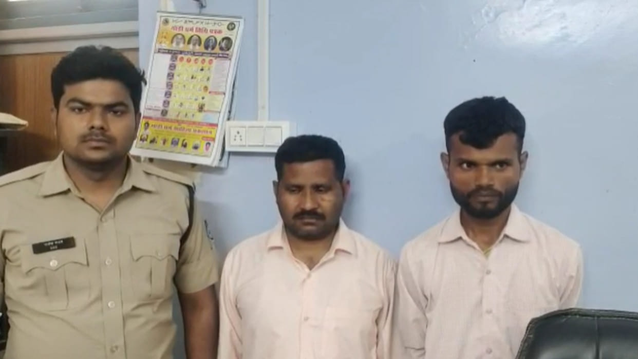 A gang caught duping people by pretending to be police, was threatening to send the woman Patwari to jail