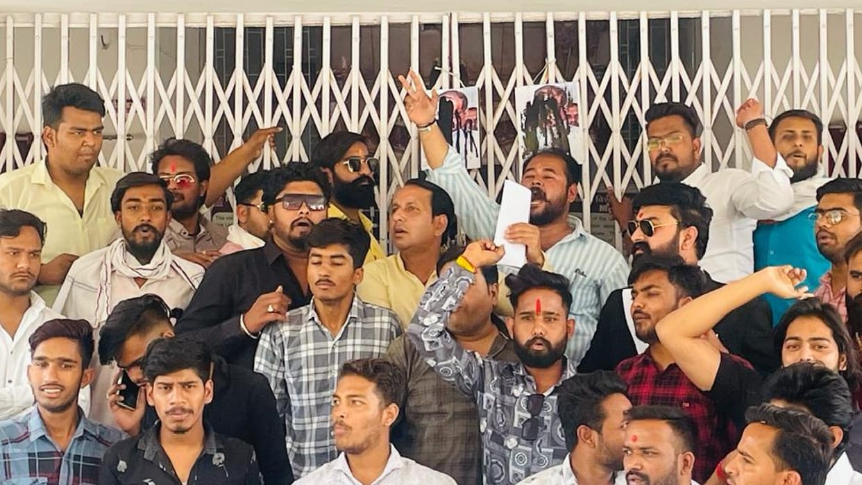 NSUI protests at Vikram University, Registrar Prashant Puranic's photo was blackened,
