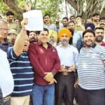 जम्मू में ट्रांसपोर्टर खुशी मनाते हुए