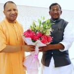 मुख्यमंत्री योगी आदित्यनाथ व सिक्किम के राज्यपाल लक्ष्मण आचार्य।