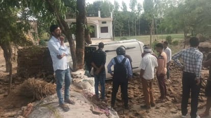 Azamgarh: साइकिल सवार बच्चे को रौंदने के बाद बेकाबू स्कॉर्पियो गड्ढे में पलटी, सहम उठे लोग Road accident in azamgarh overspeed Scorpio overturned in after crushed boy
