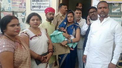 UP Nikay Chunav: गोद में नवजात को लेकर नामांकन कराने आई महिला प्रत्याशी, चंदौली में पहले चरण में चुनाव UP Nikay Chunav 2023 Lady candidate came for nomination with newborn in her lap