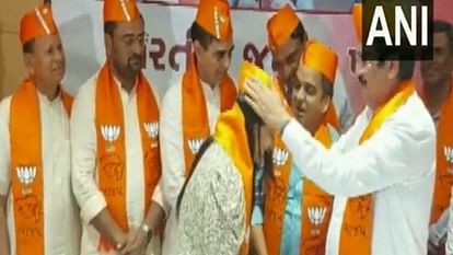 Gujarat: गुजरात में आम आदमी पार्टी को एक और झटका, छह पार्षदों ने झाड़ू छोड़ कमल उठाया Gujarat aap six councillors joins bjp in surat nagar nigam big setback for kejriwal party