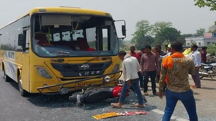 Bihar: सीतामढ़ी में यात्री बस ने बाइक को मारी जोरदार टक्कर, दोनों वाहन क्षतिग्रस्त, एक गंभीर रूप से घायल
