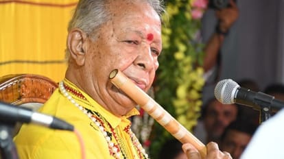 Venu was held by the trembling hands of Pt. Hari Prasad Chaurasia in Sankatmochan sangeet samaroh