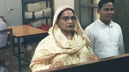 UP Nikay Chunav 2023: वाराणसी में ट्रांसजेंडर ने भरा मेयर के लिए पहला पर्चा, दिया संपंत्ति का ब्यौरा UP Nikay Chunav 2023: Transgender filed first nomination for mayor in Varanasi, six nominations for councilor